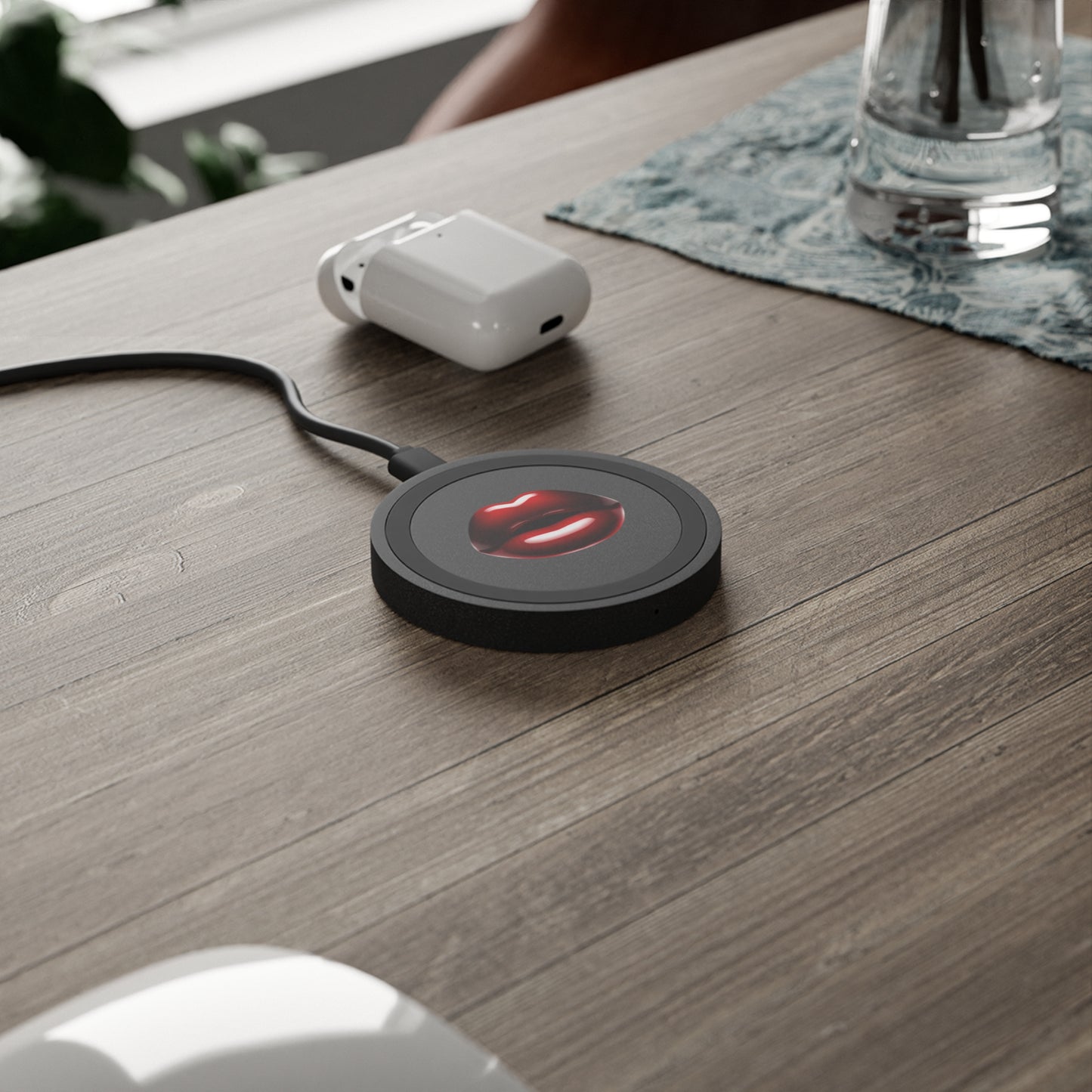 Sleek Lip Design Wireless Charging Pad - Fast & Stylish Charger